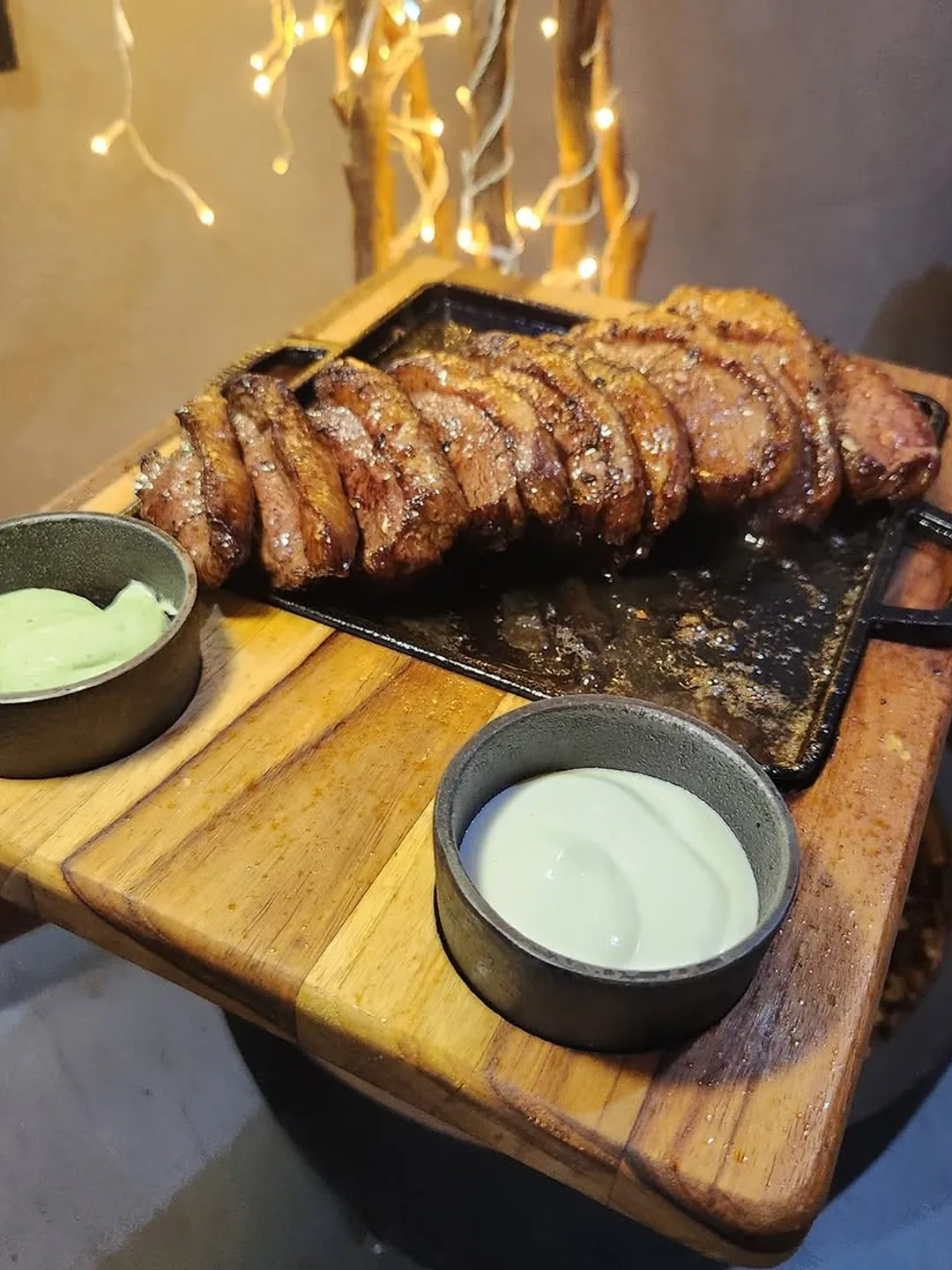 Picanha fatiada na tábua com molhos