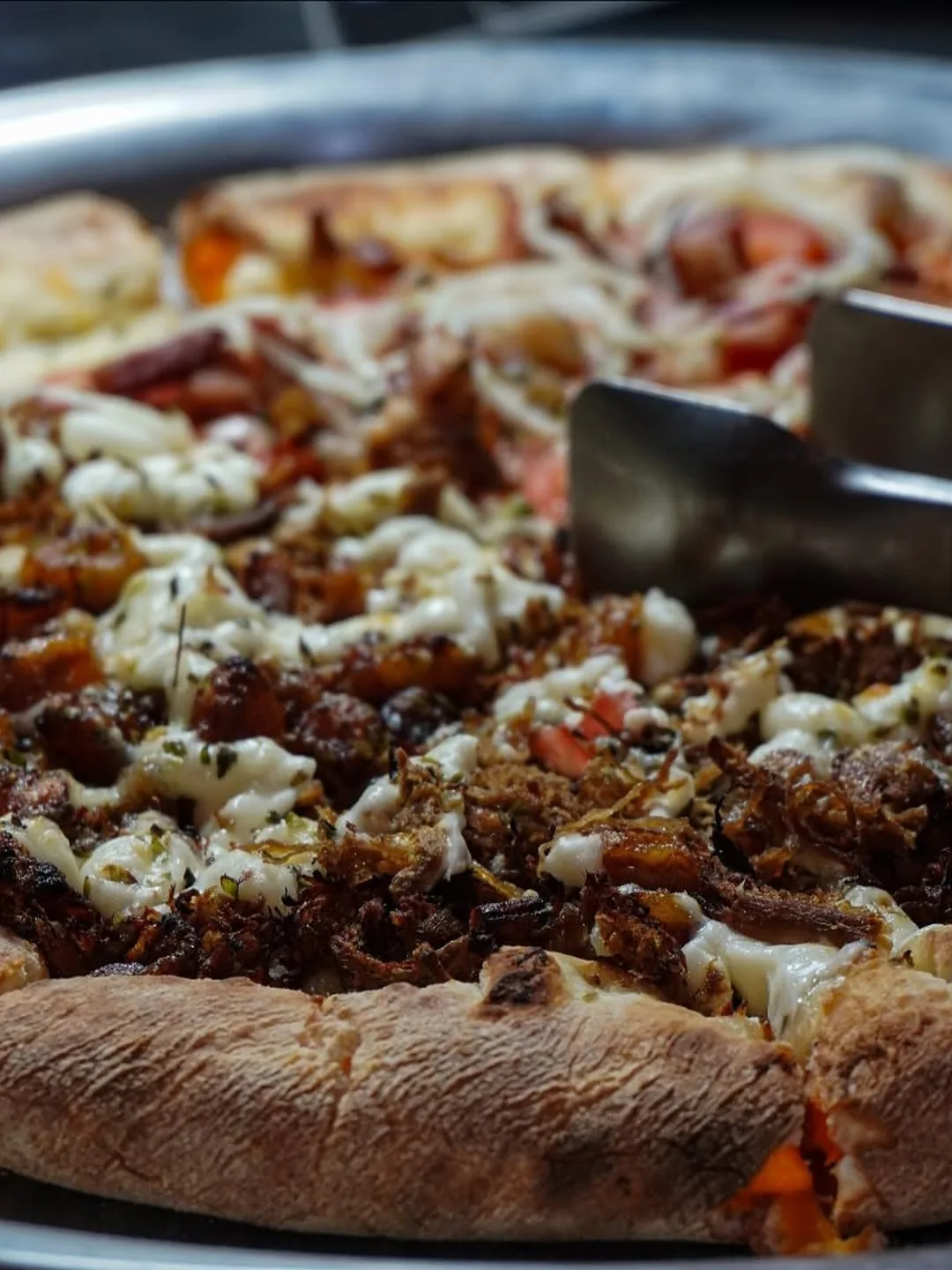 Pizza especial coberta de carne e queijo