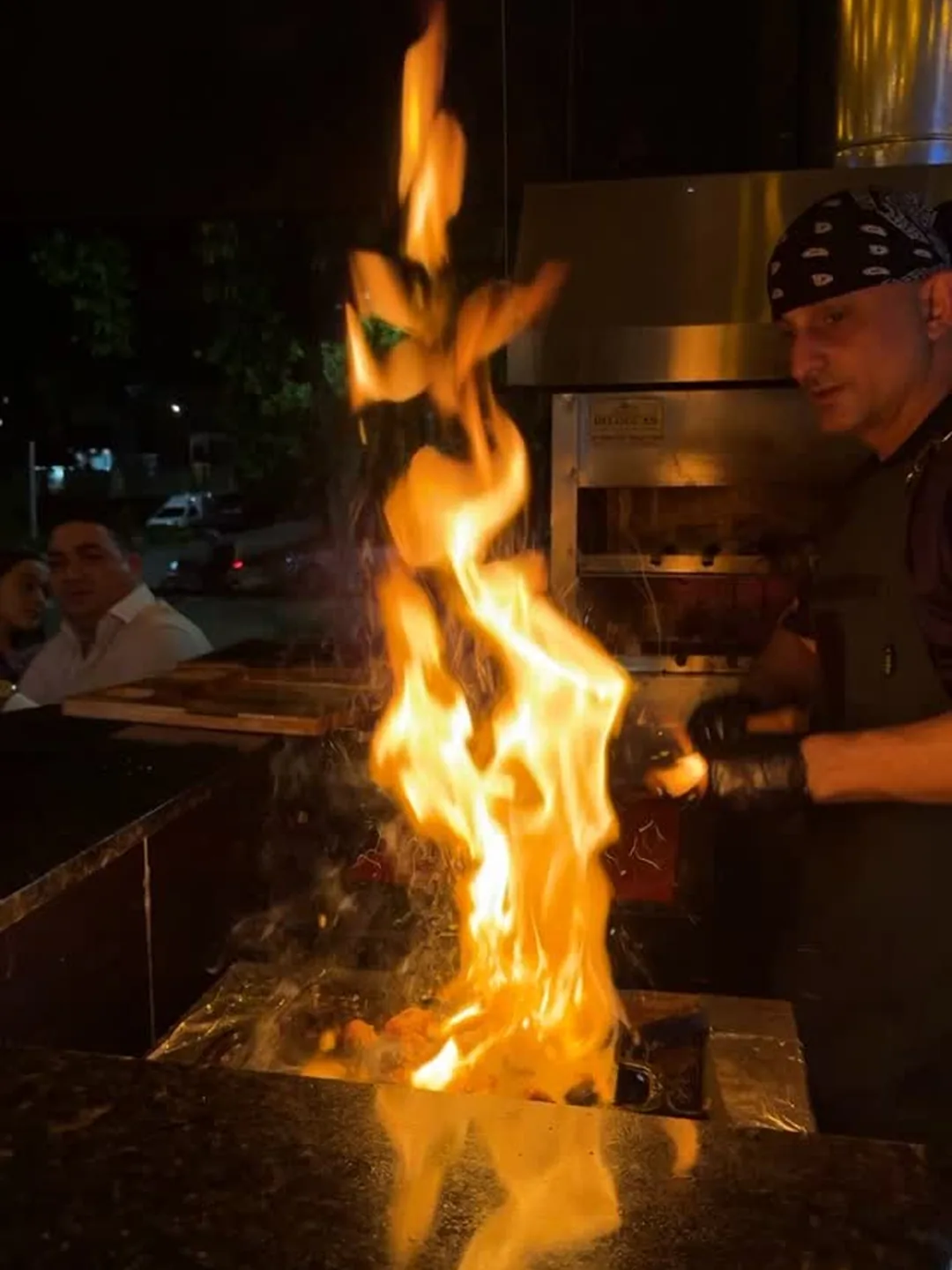 Churrasco grelhando na brasa do rodízio