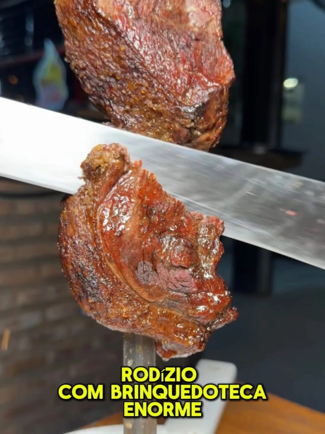 Espeto de picanha grelhada sendo fatiado
