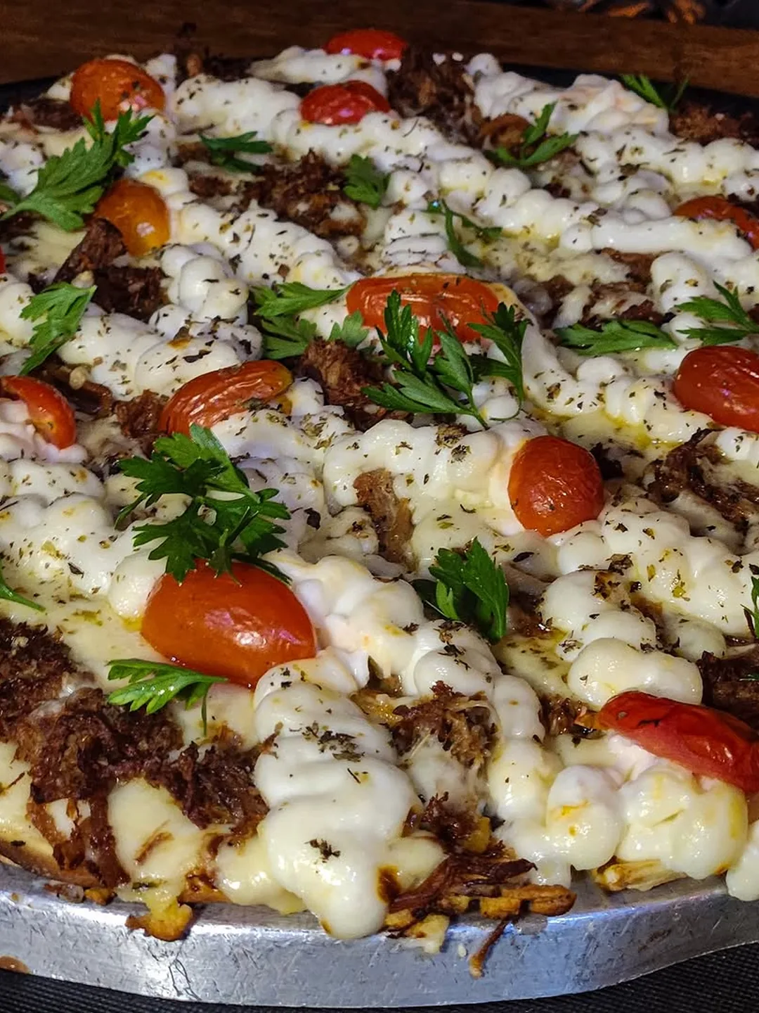 Pizza gourmet com tomate e manjericão