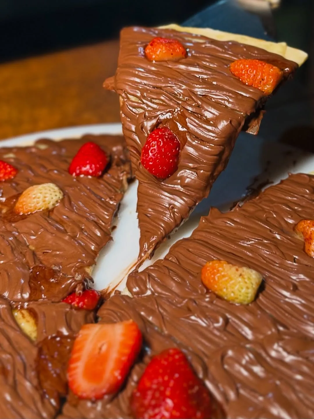 Pizza doce de chocolate com morango