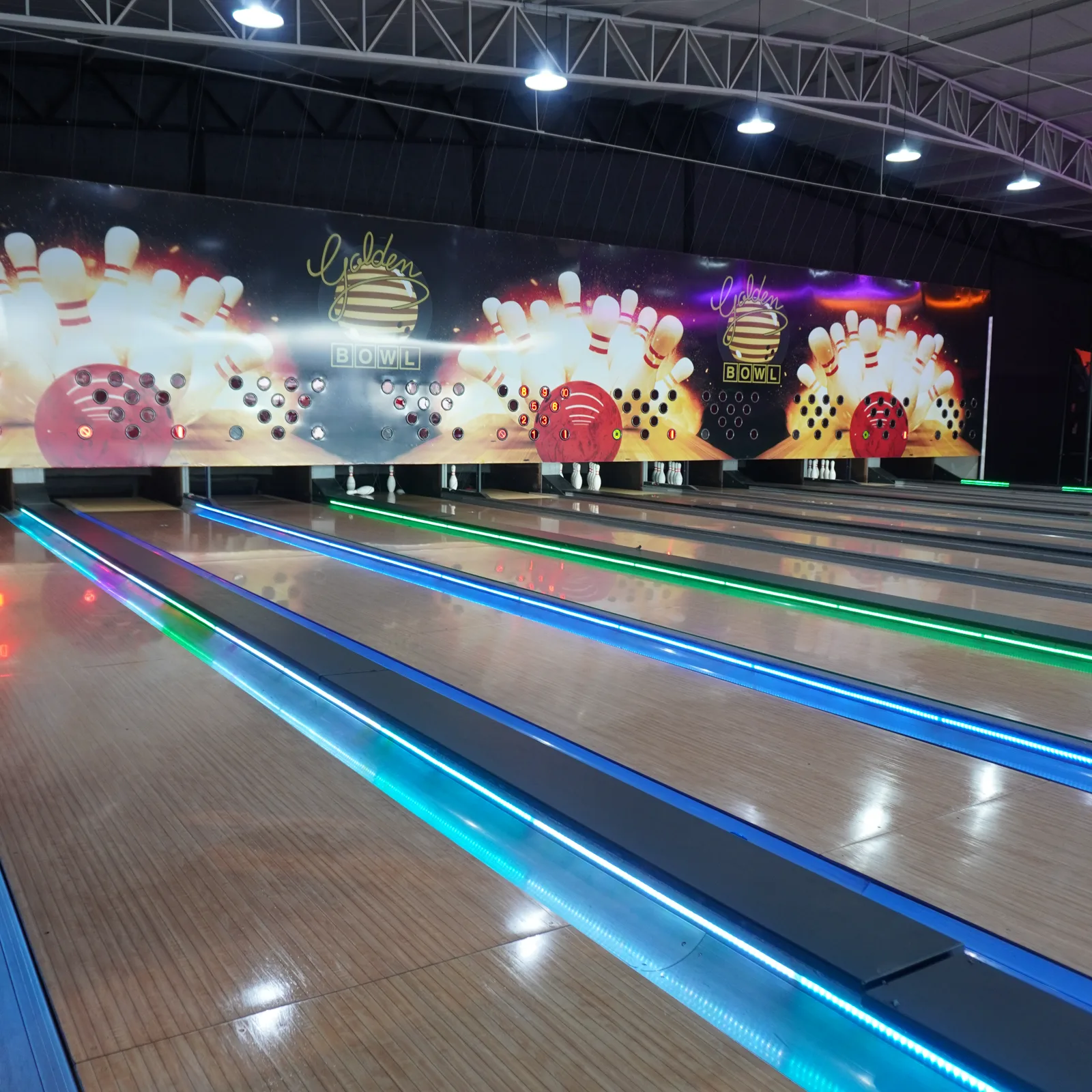 Pista de boliche com luzes neon coloridas