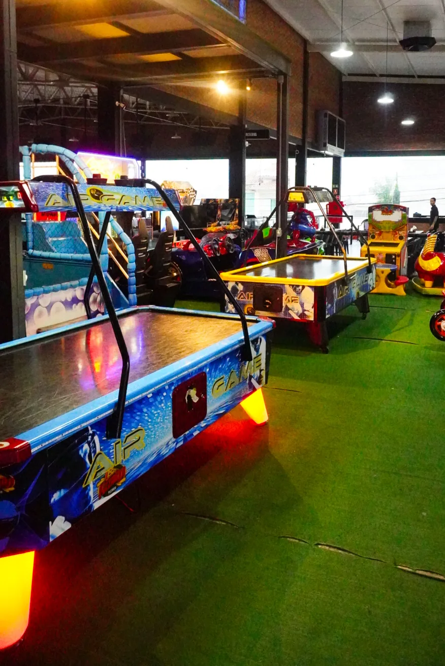 Mesa de air hockey na área de jogos da Pizza Gyn