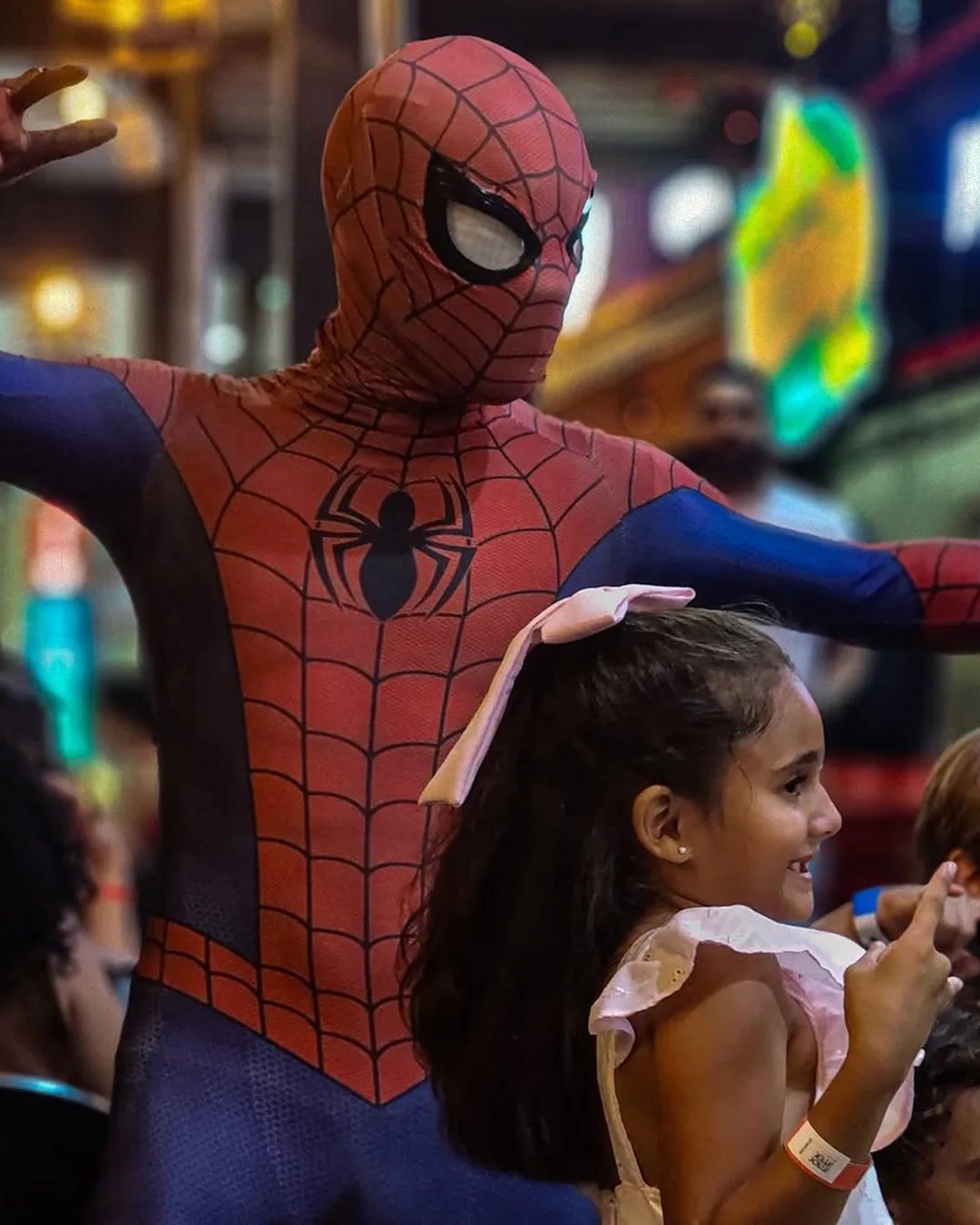 Homem-Aranha com a criançada na Pizza Gyn