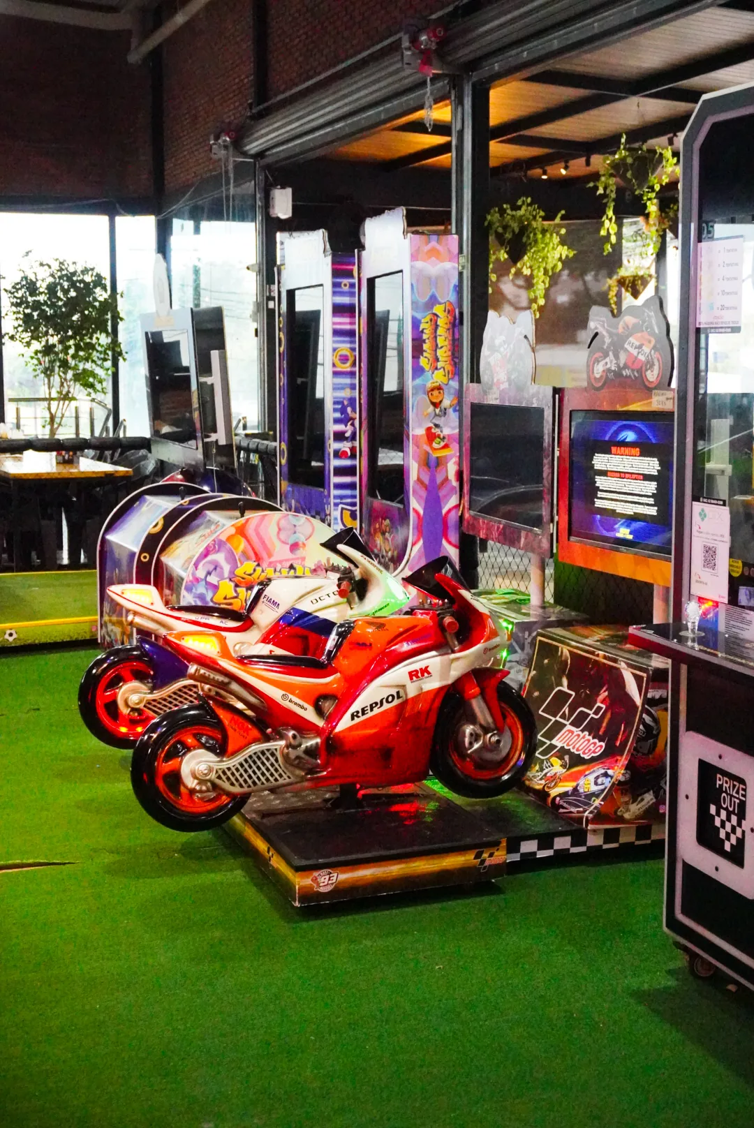 Mini-moto de brinquedo na área de diversão da Pizza Gyn