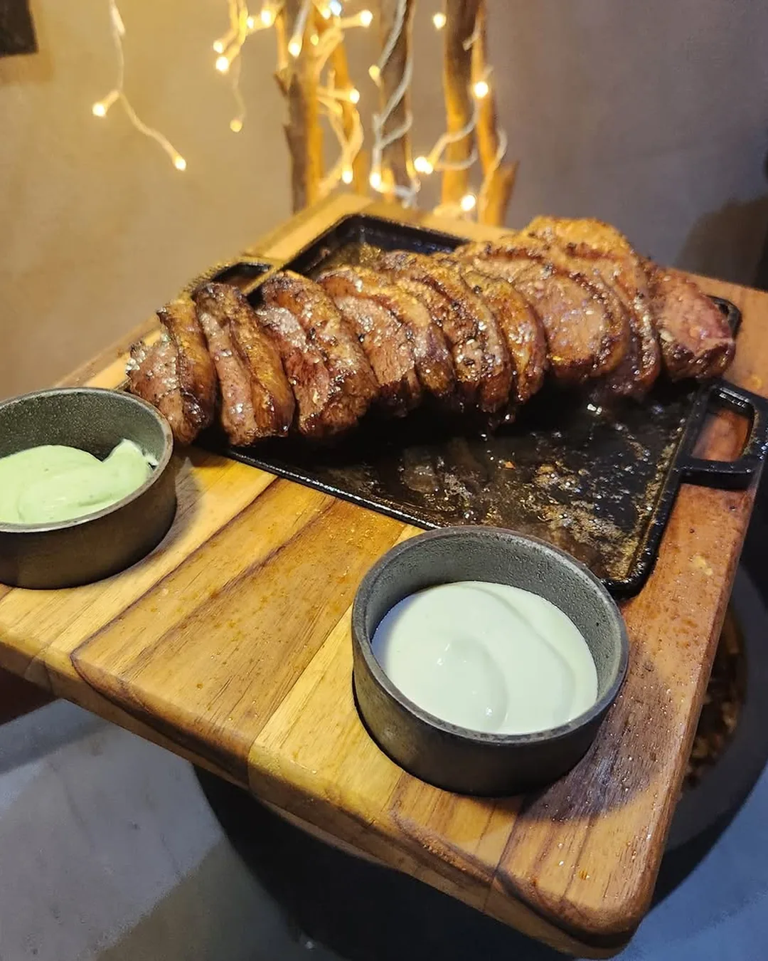 Picanha na tábua com molhos, churrasco do rodízio