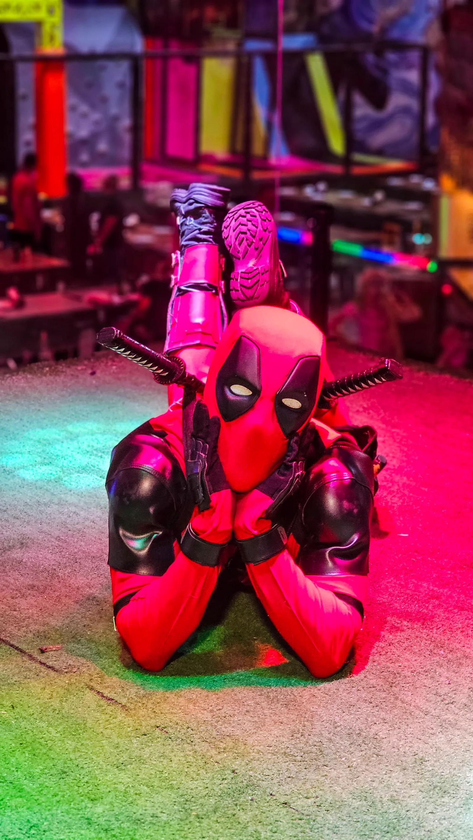 Personagem mascarado no palco da Pizza Gyn
