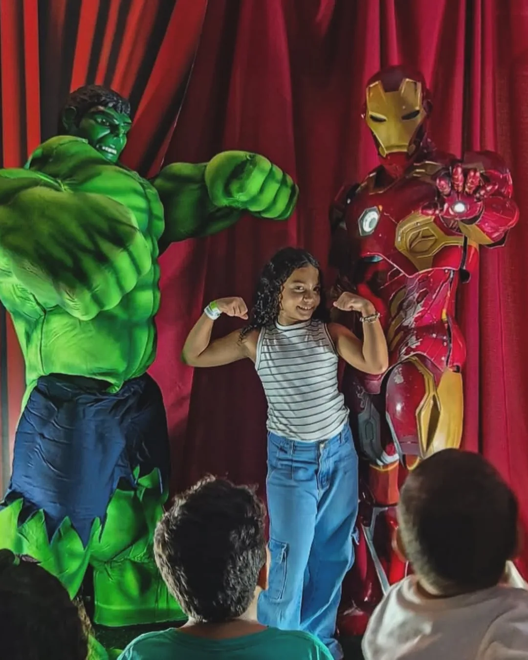 Super-heróis no palco com a criançada na Pizza Gyn