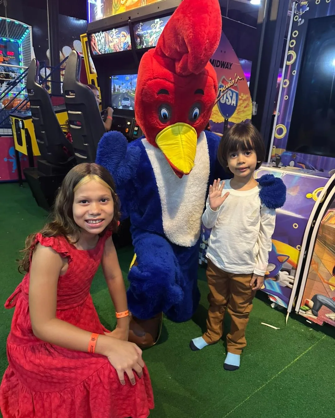 Mascote com a criançada no fliperama da Pizza Gyn