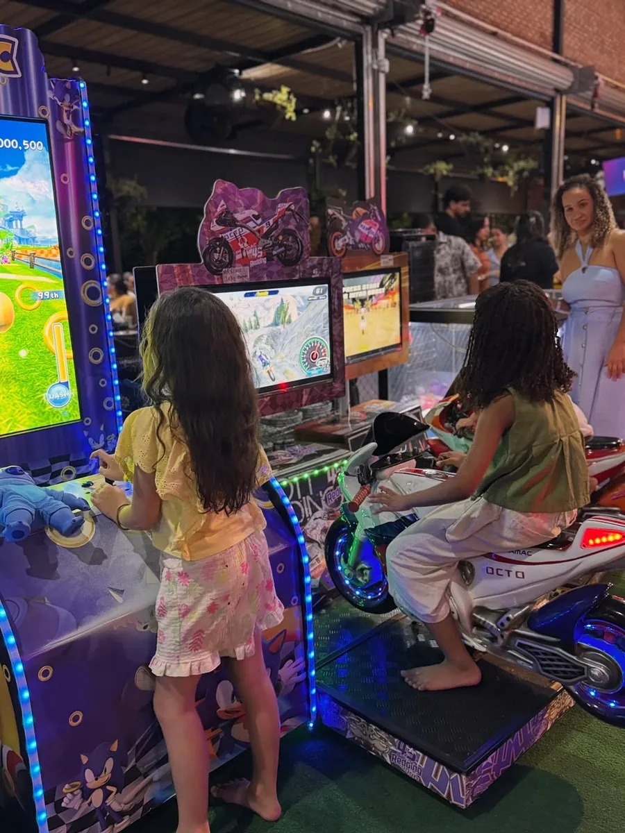 Crianças jogando no fliperama da Pizza Gyn