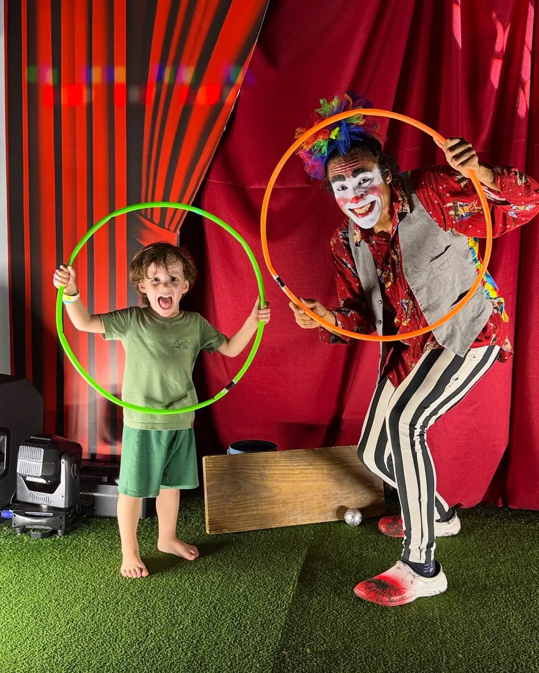 Show de circo com a criançada no palco da Pizza Gyn