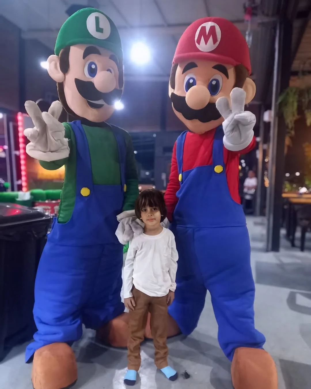 Personagem brincando com a criançada no salão da Pizza Gyn